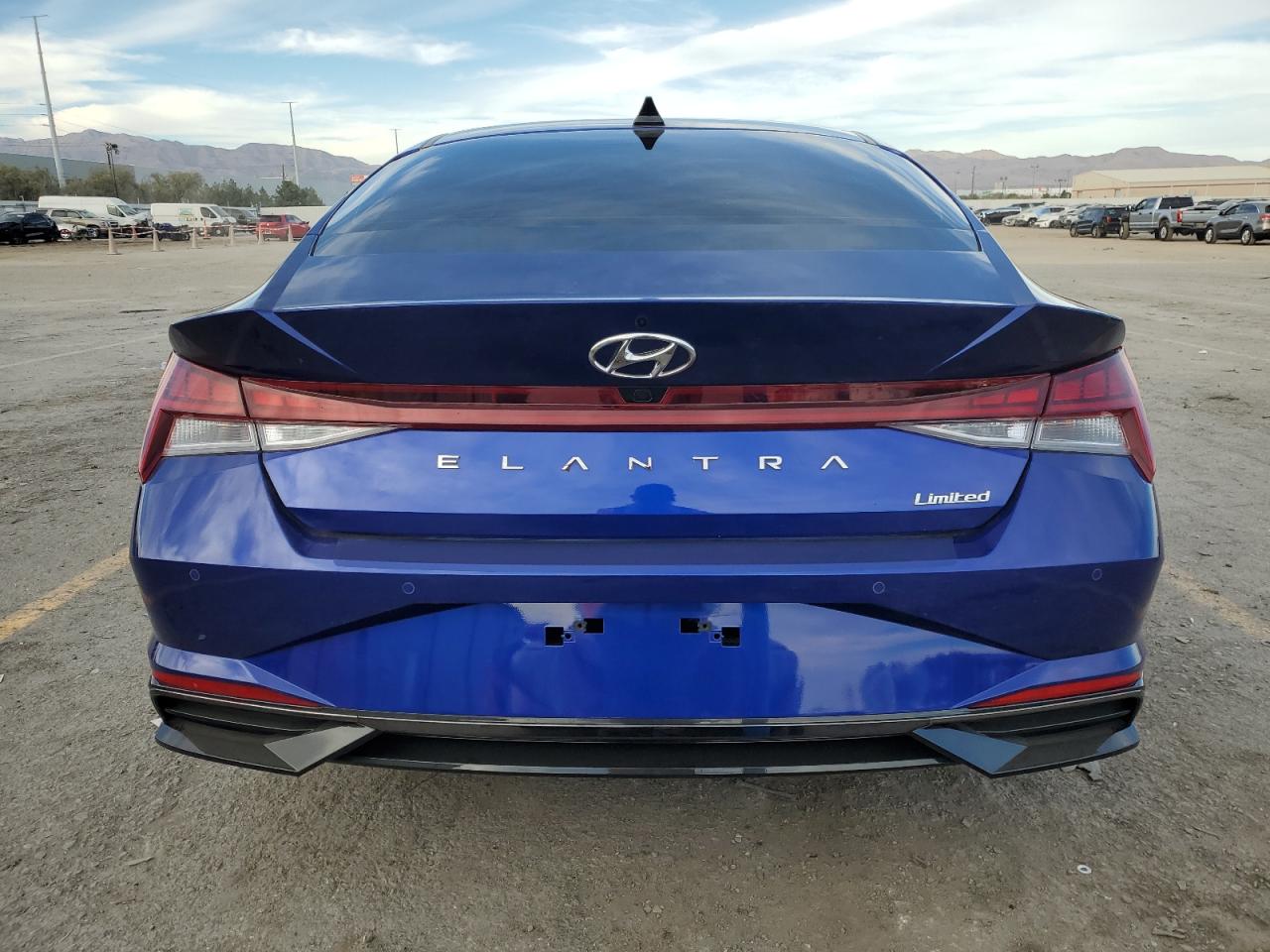 Hyundai ELANTRA Limited Image 3