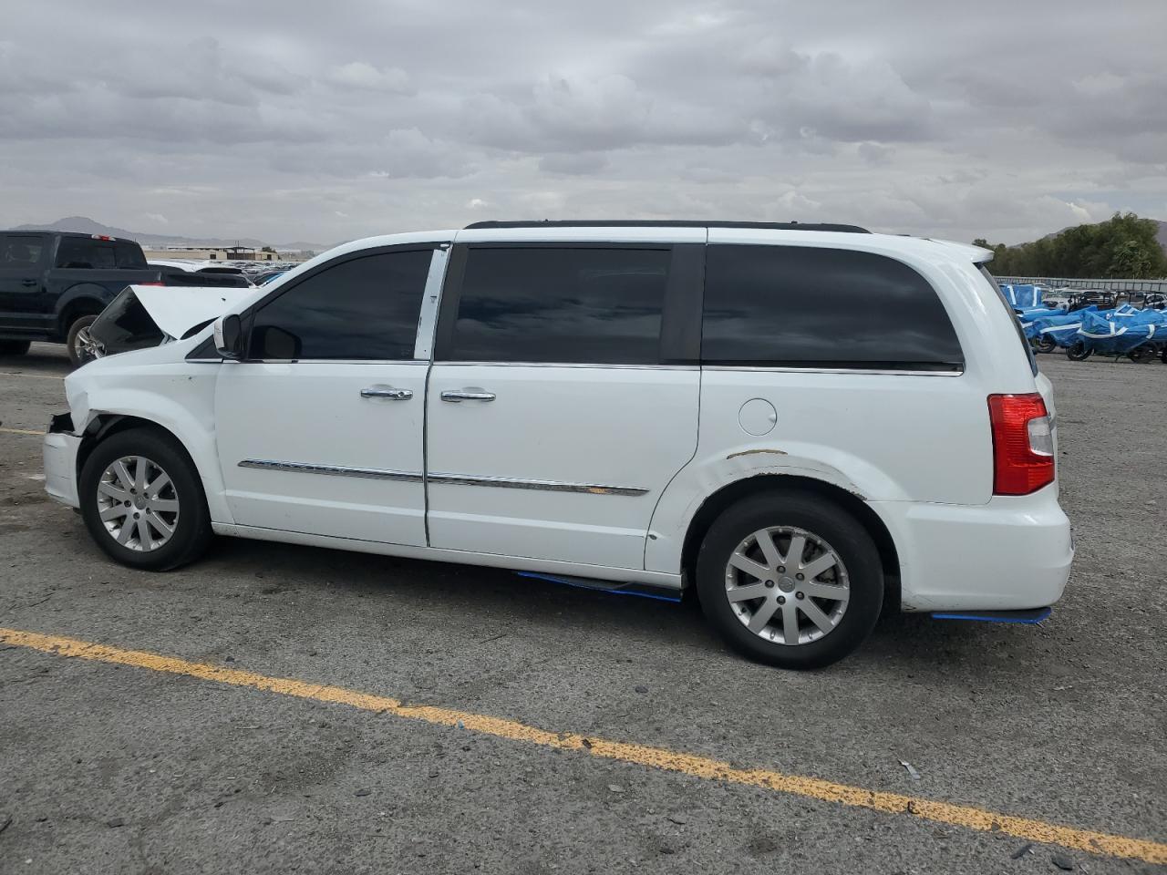 Chrysler Minivan Touring Image 11
