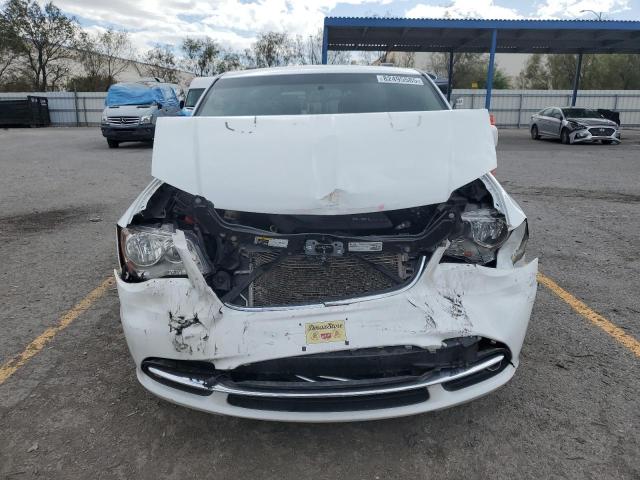 Chrysler Minivan Touring Image 3