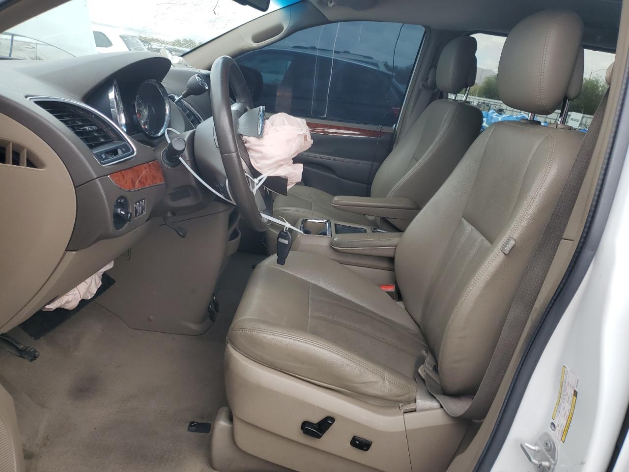 Chrysler Minivan Touring Image 10