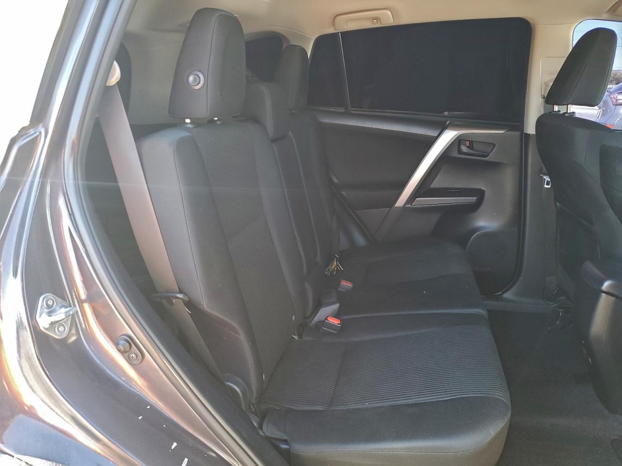 Toyota RAV4 Le Image 12