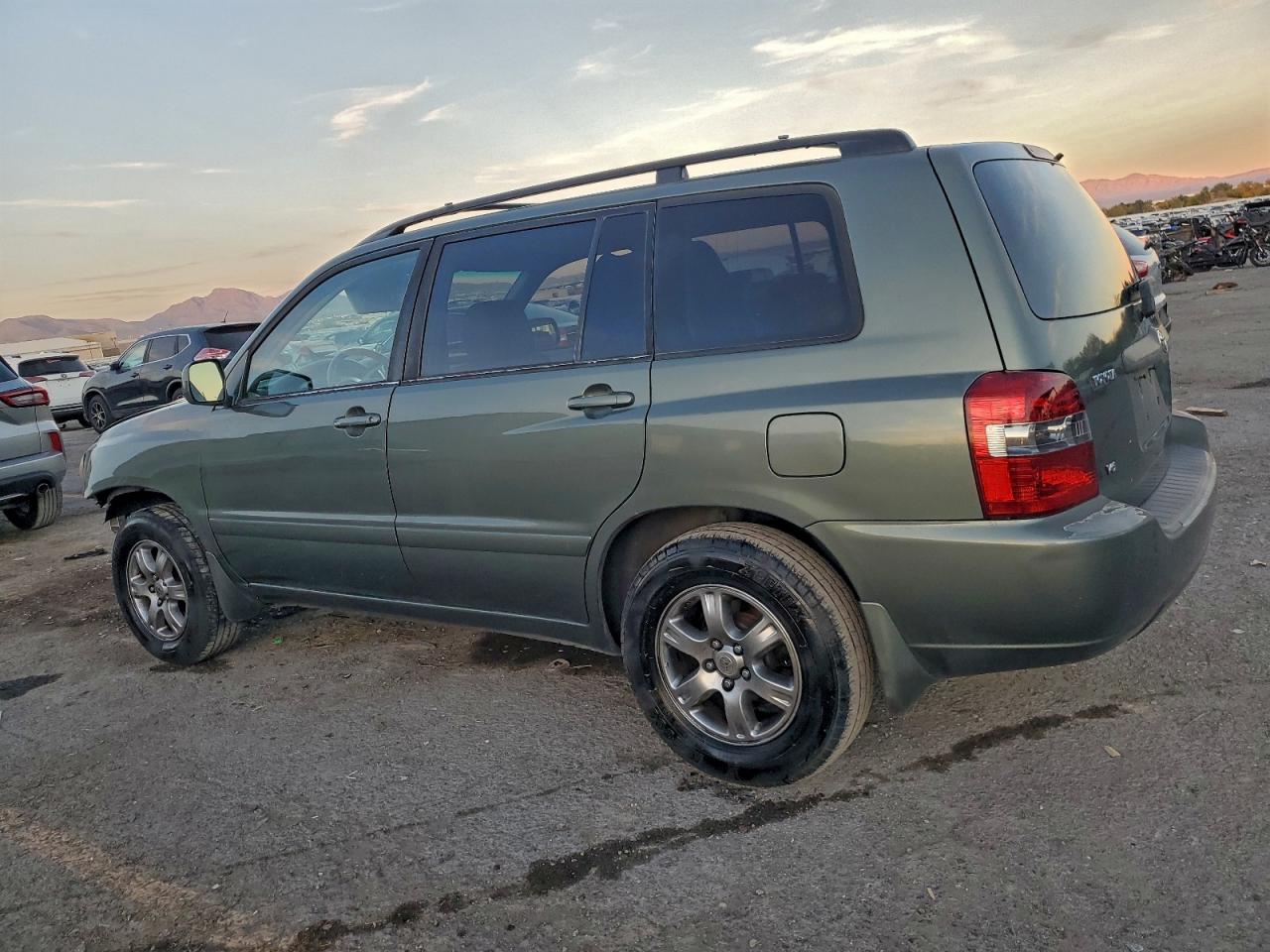 Toyota Highlander Base Image 3