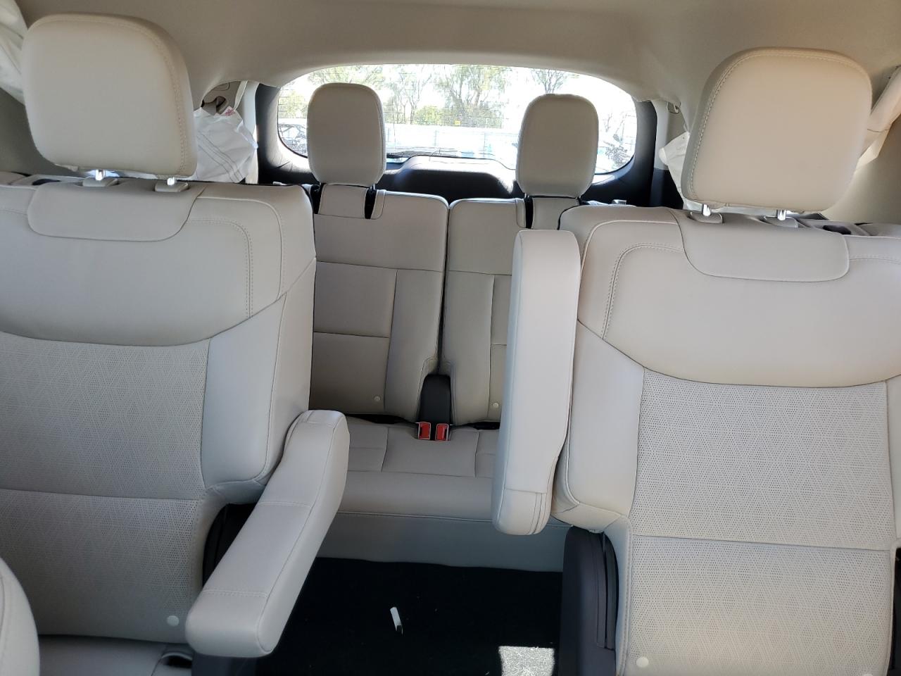 Ford Explorer Platinum Image 9