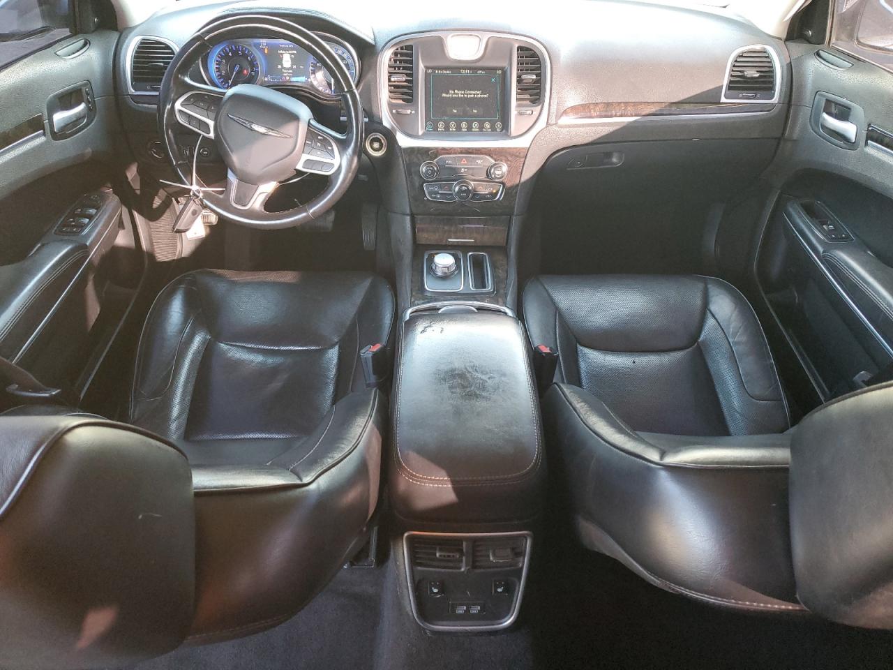 Chrysler 300 Limited Image 12