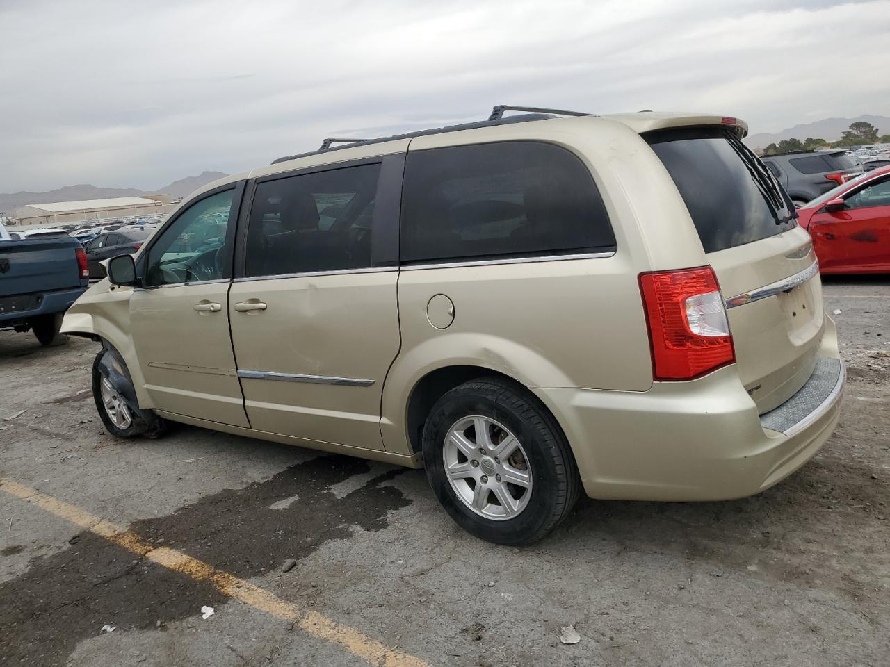 Chrysler Minivan Touring Image 2