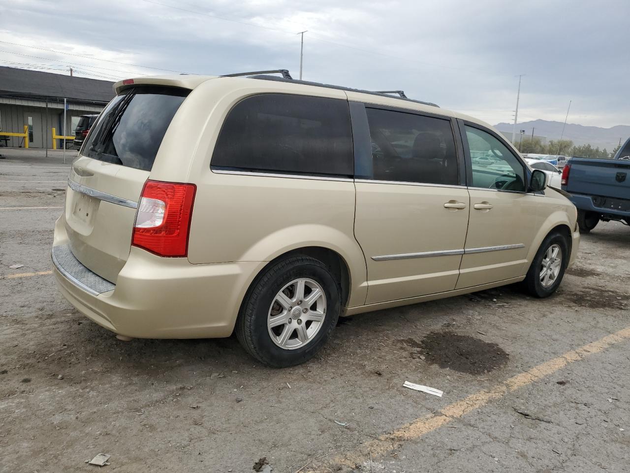 Chrysler Minivan Touring Image 3