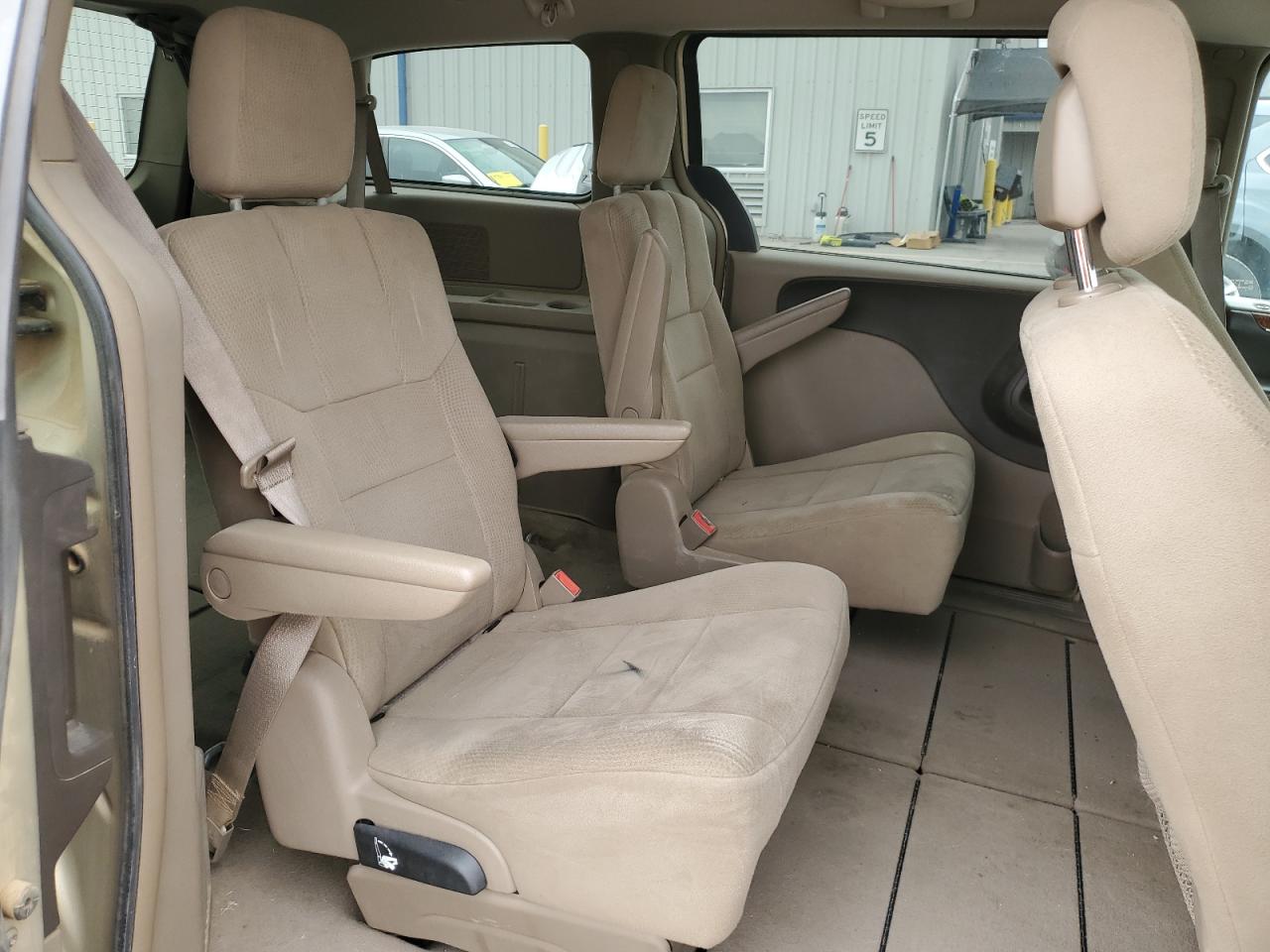 Chrysler Minivan Touring Image 10