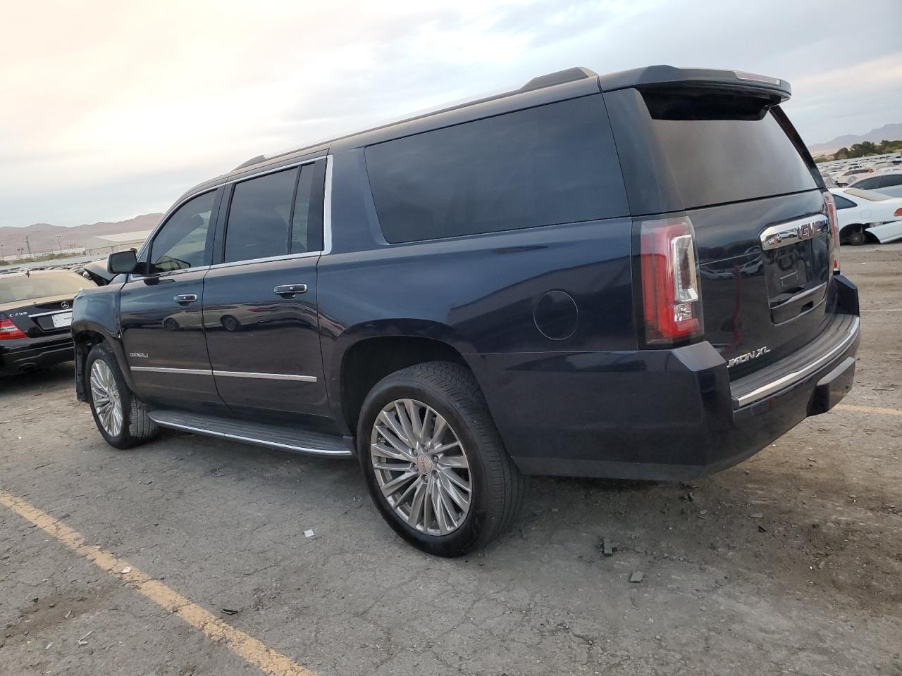 GMC Yukon Denali Image 5
