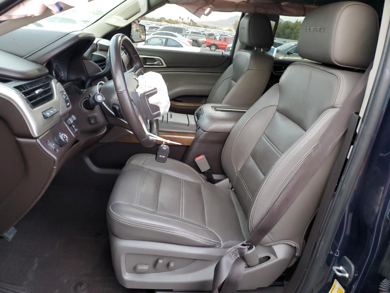 GMC Yukon Denali Image 3