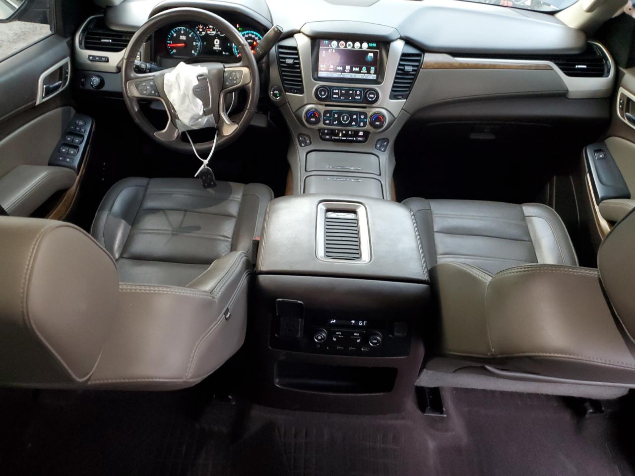 GMC Yukon Denali Image 4