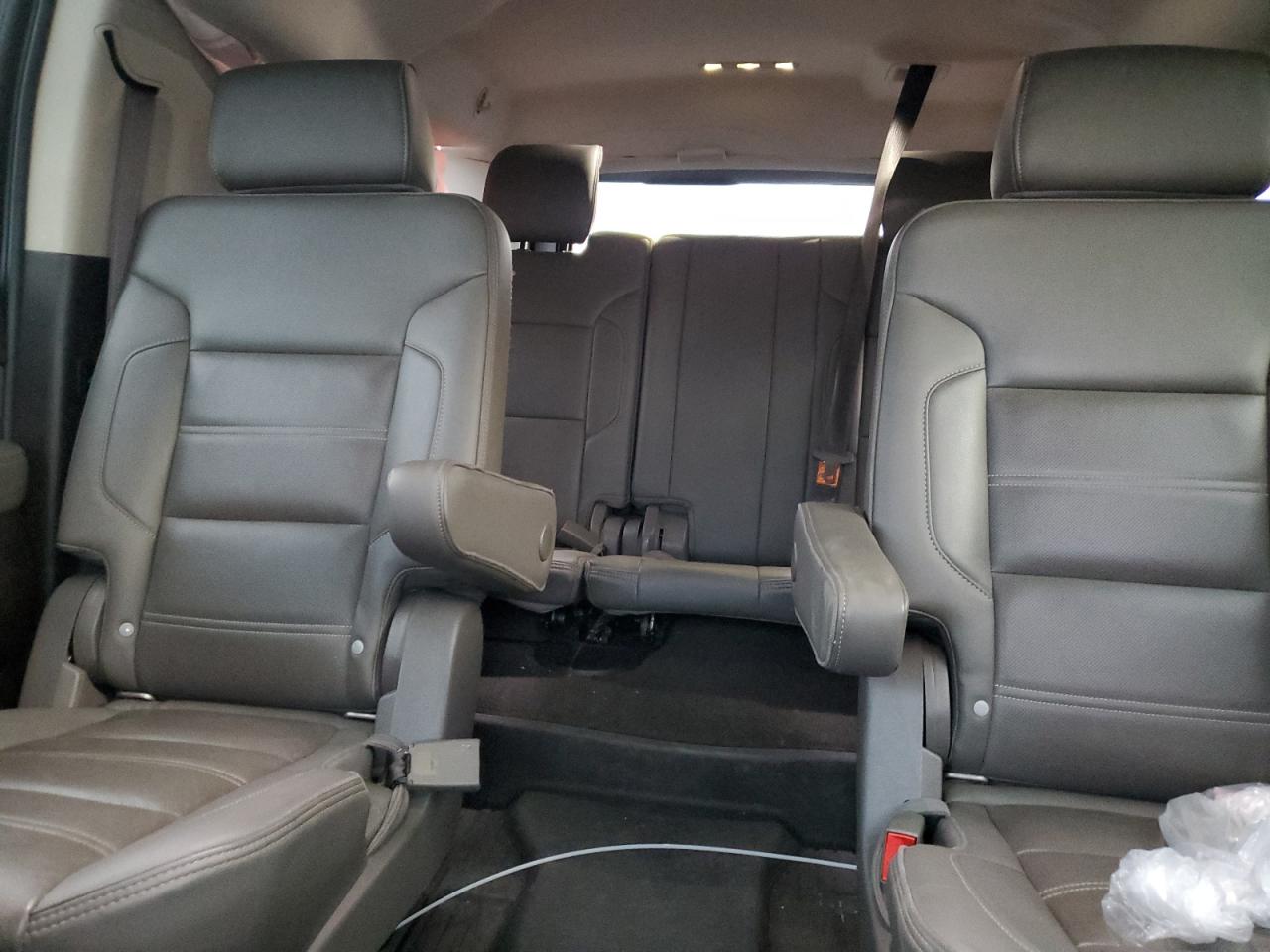 GMC Yukon Denali Image 9