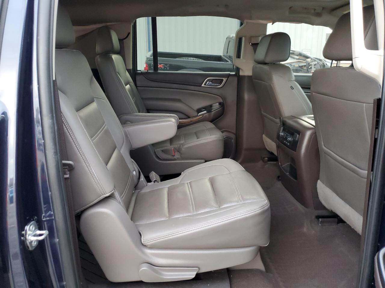 GMC Yukon Denali Image 13