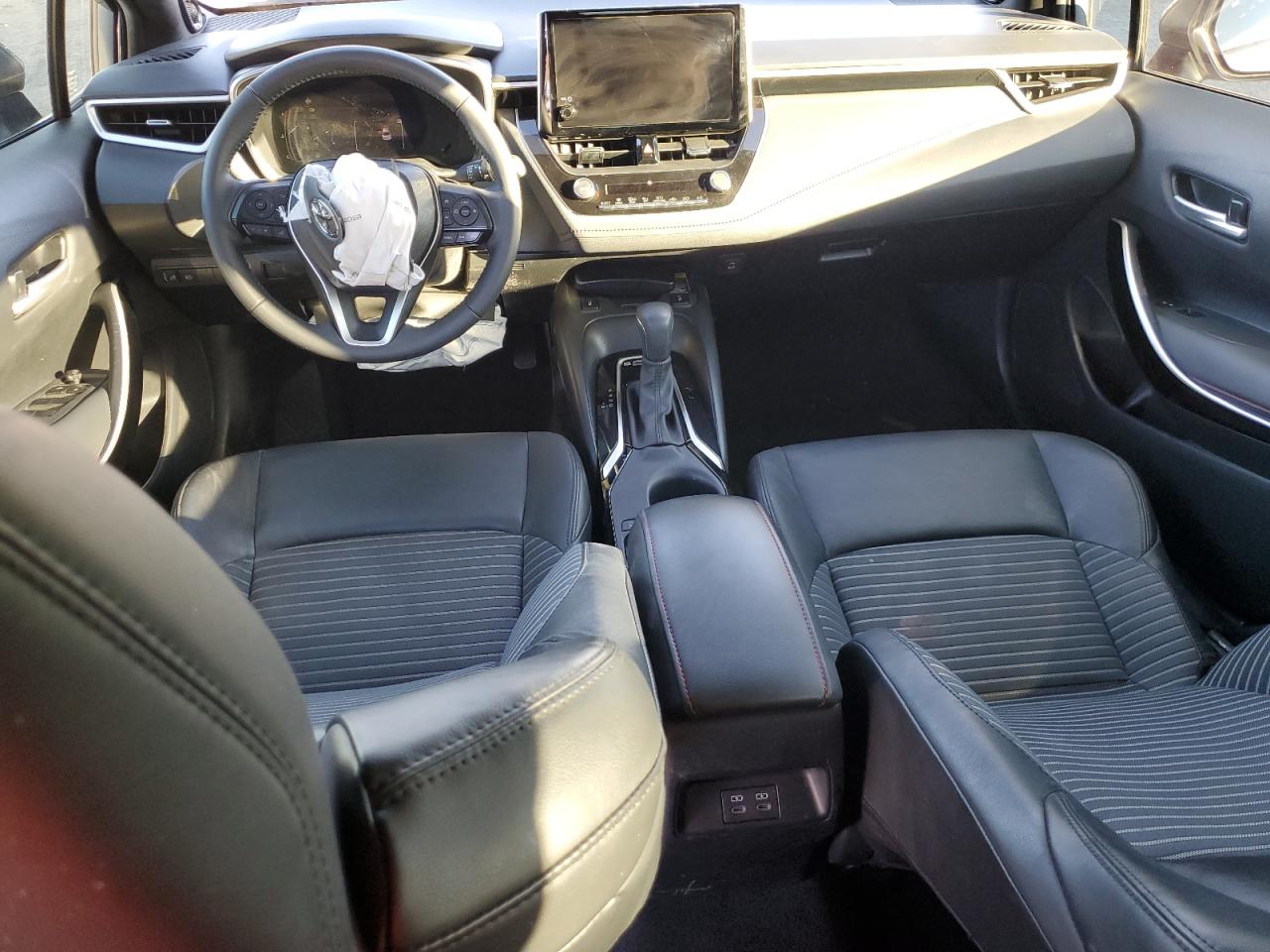 Toyota Corolla Xse Image 8