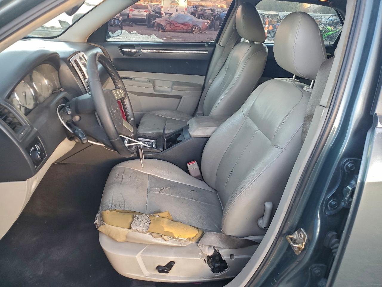 Chrysler 300 Touring Image 8