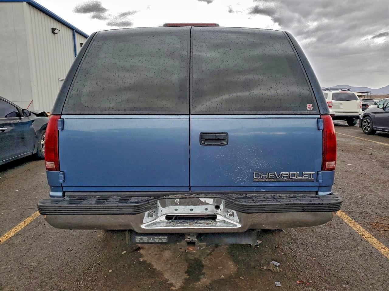 Chevrolet Suburban K1500 Image 2