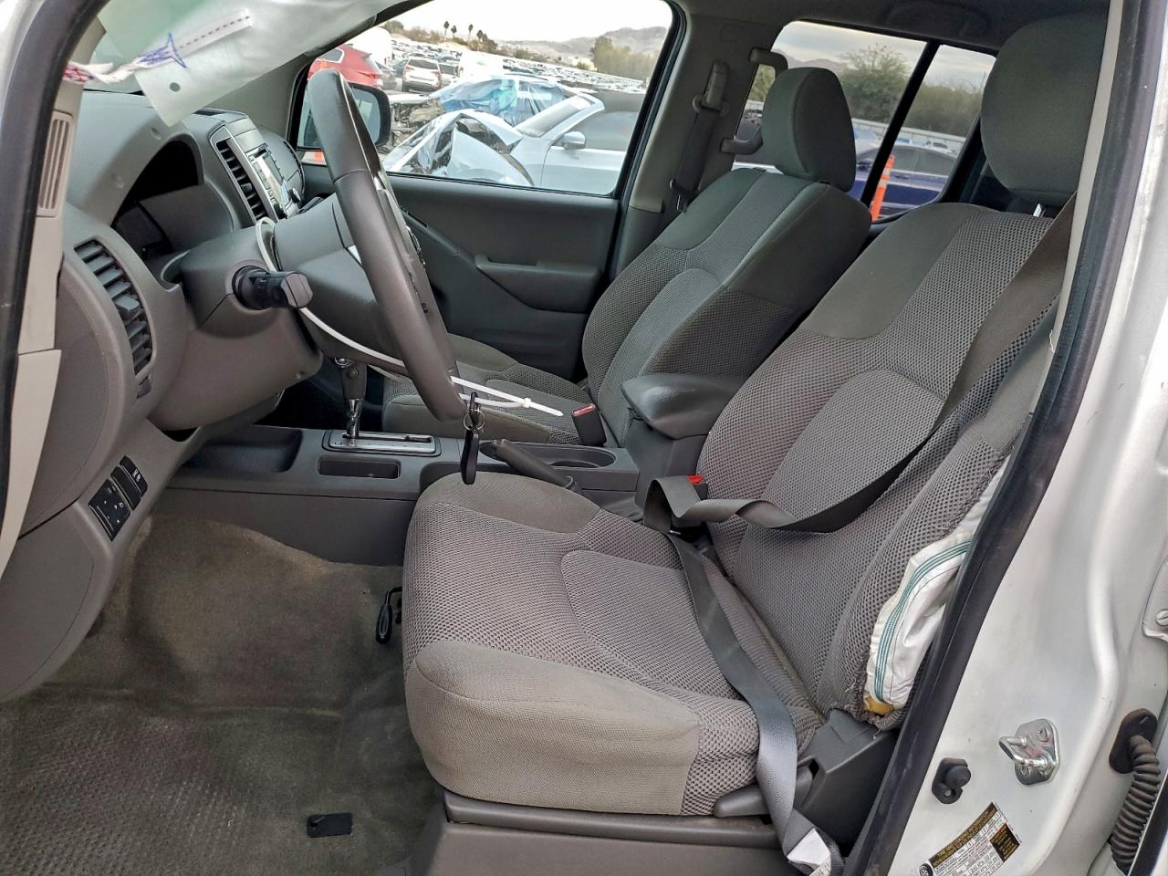 Nissan Frontier S Image 8