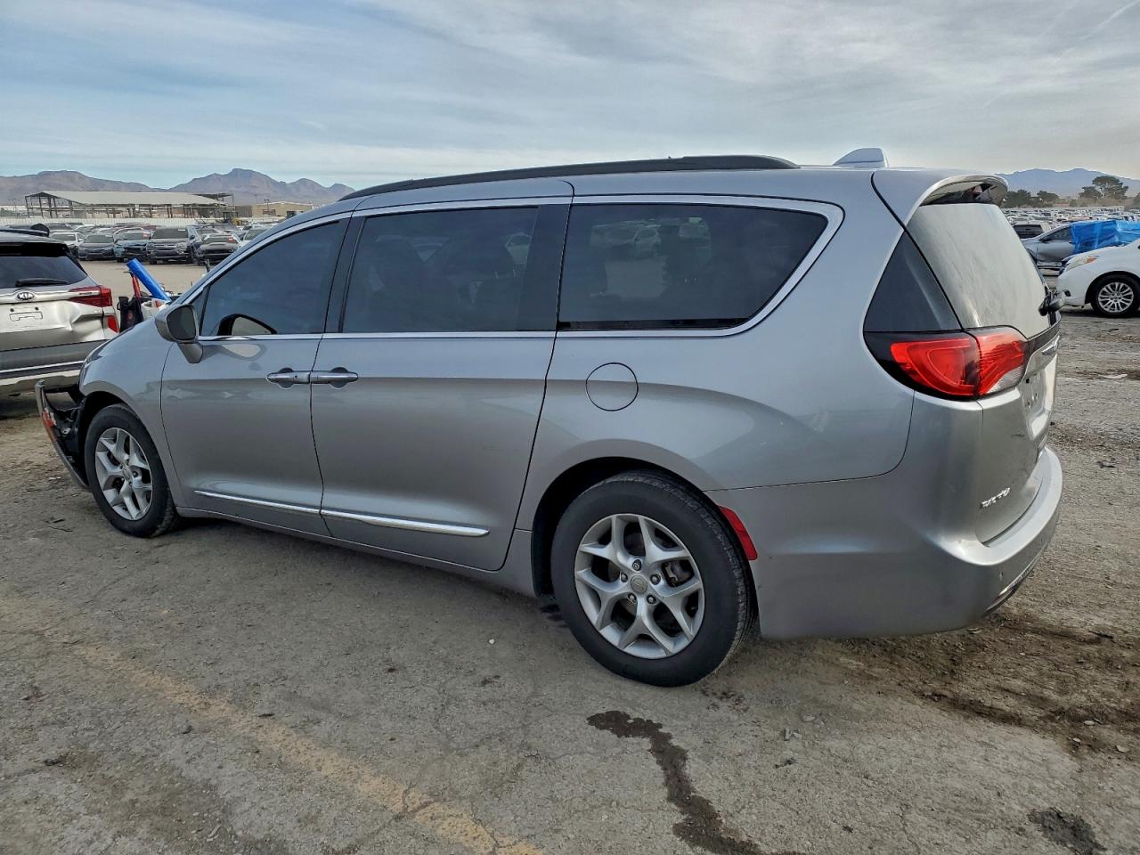 Chrysler Pacifica Touring L Image 4