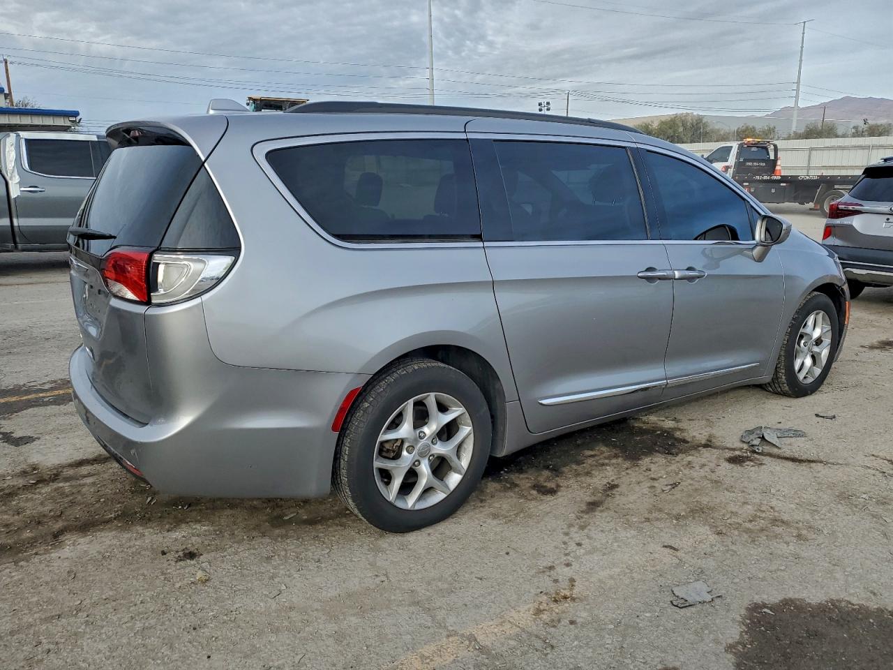 Chrysler Pacifica Touring L Image 2
