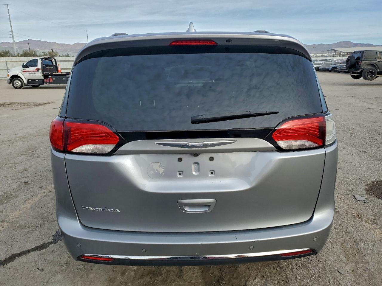 Chrysler Pacifica Touring L Image 3