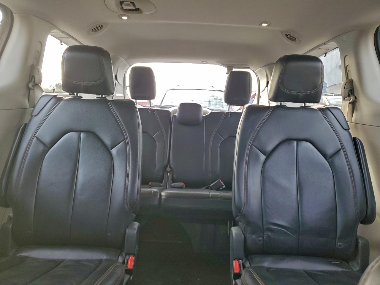 Chrysler Pacifica Touring L Image 11