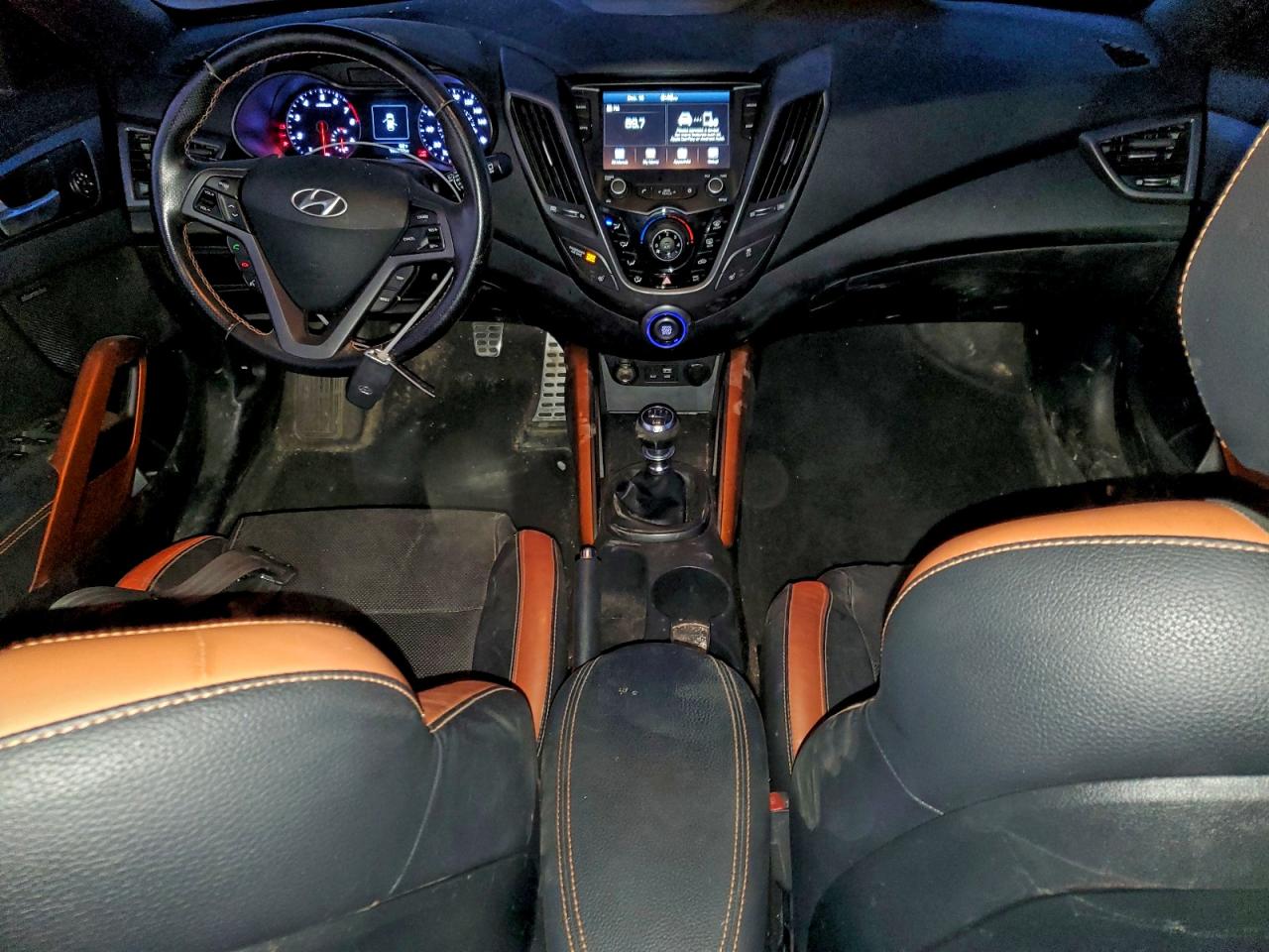 Hyundai VELOSTER Turbo Image 9