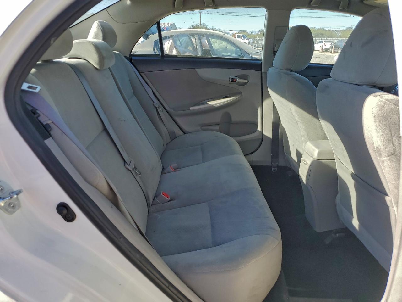 Toyota Corolla Base Image 8