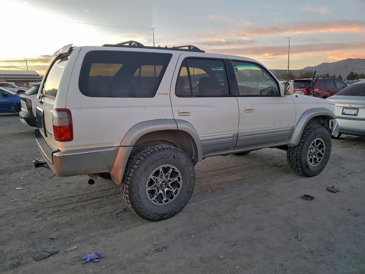Toyota 4Runner Limited Image 2