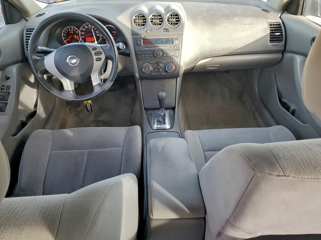 Nissan Altima Base Image 13