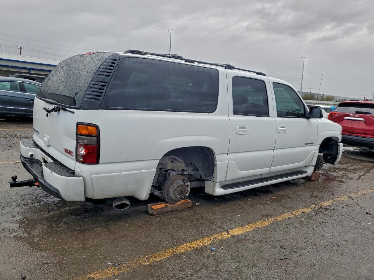 GMC Yukon Denali Image 12