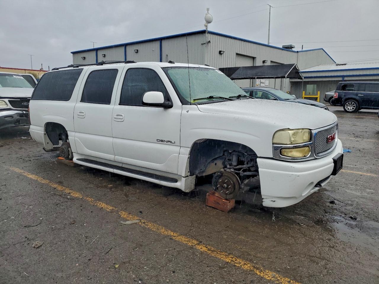 GMC Yukon Denali Image 2