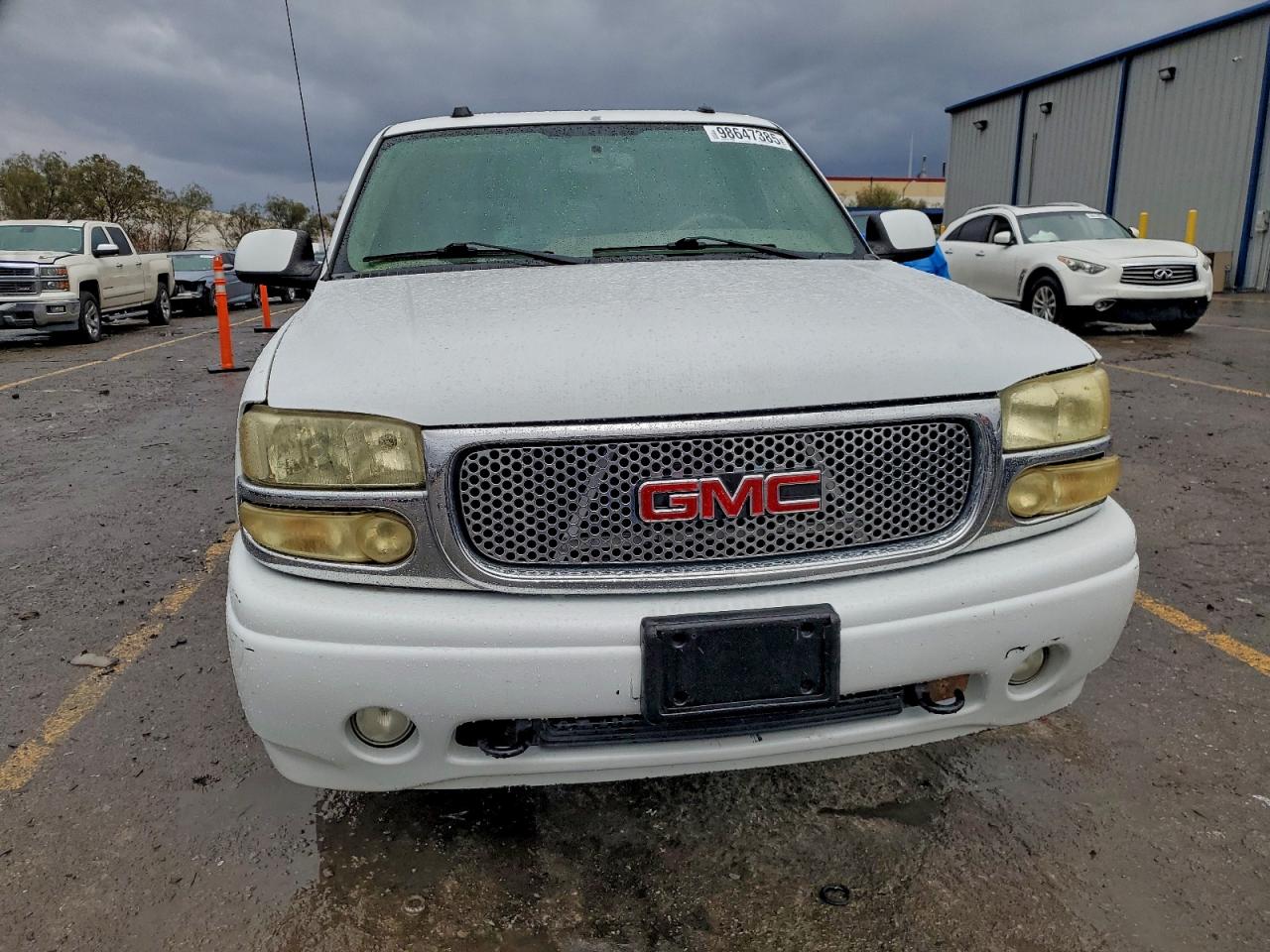 GMC Yukon Denali Image 5