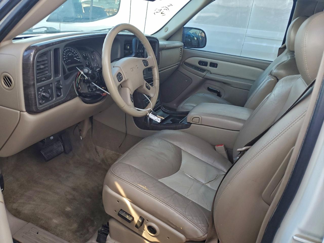 GMC Yukon Denali Image 6