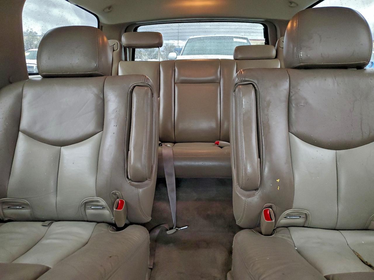 GMC Yukon Denali Image 11