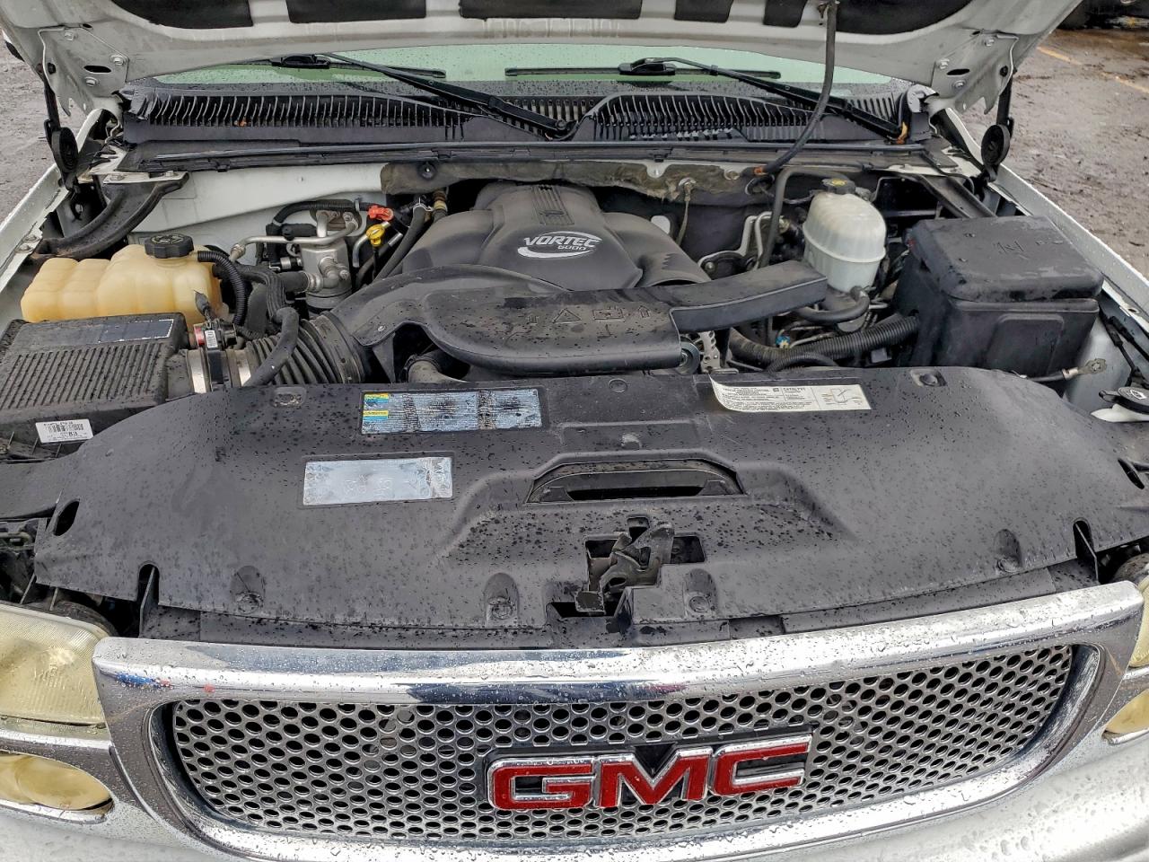 GMC Yukon Denali Image 8