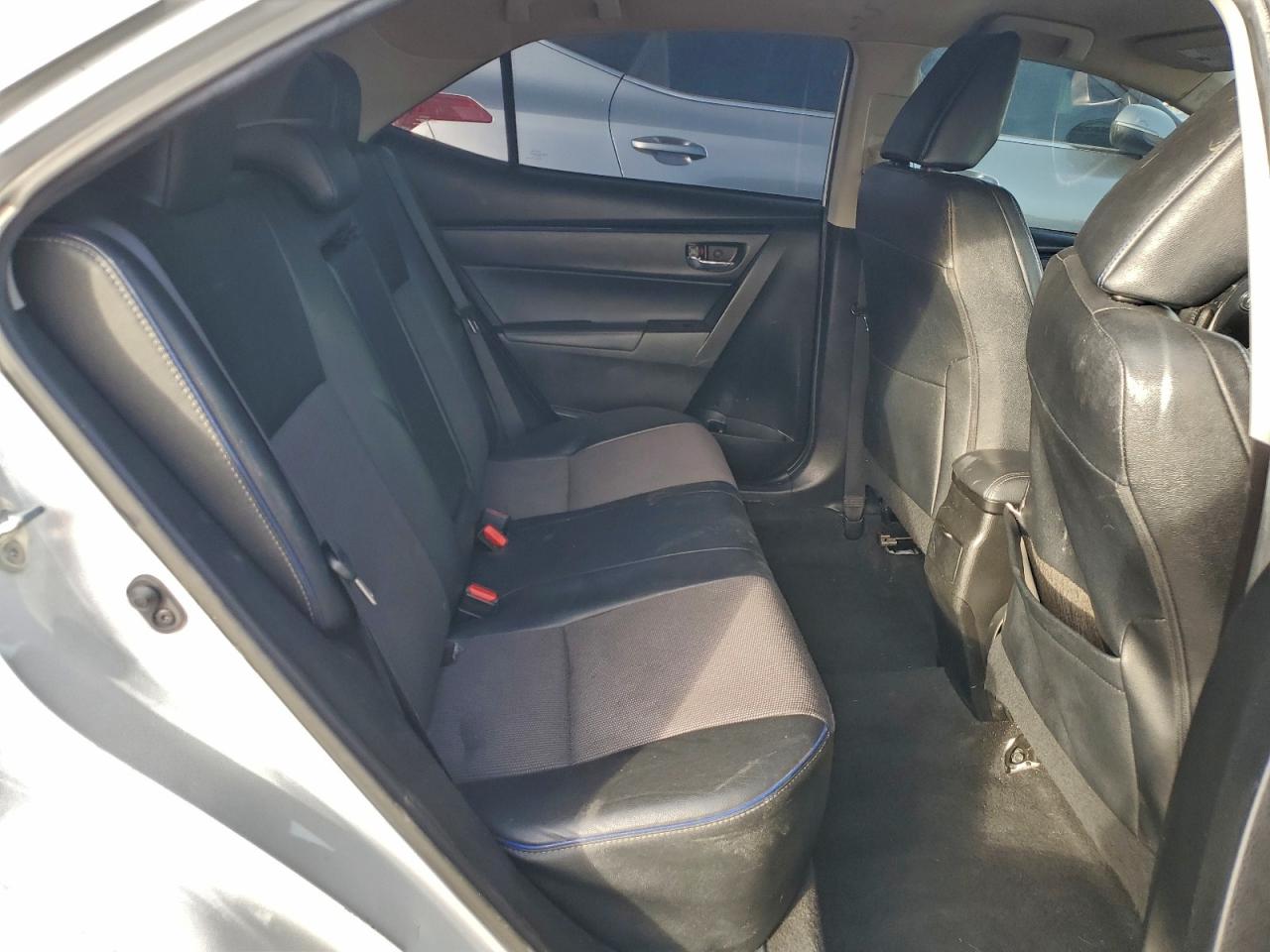 Toyota Corolla L Image 10